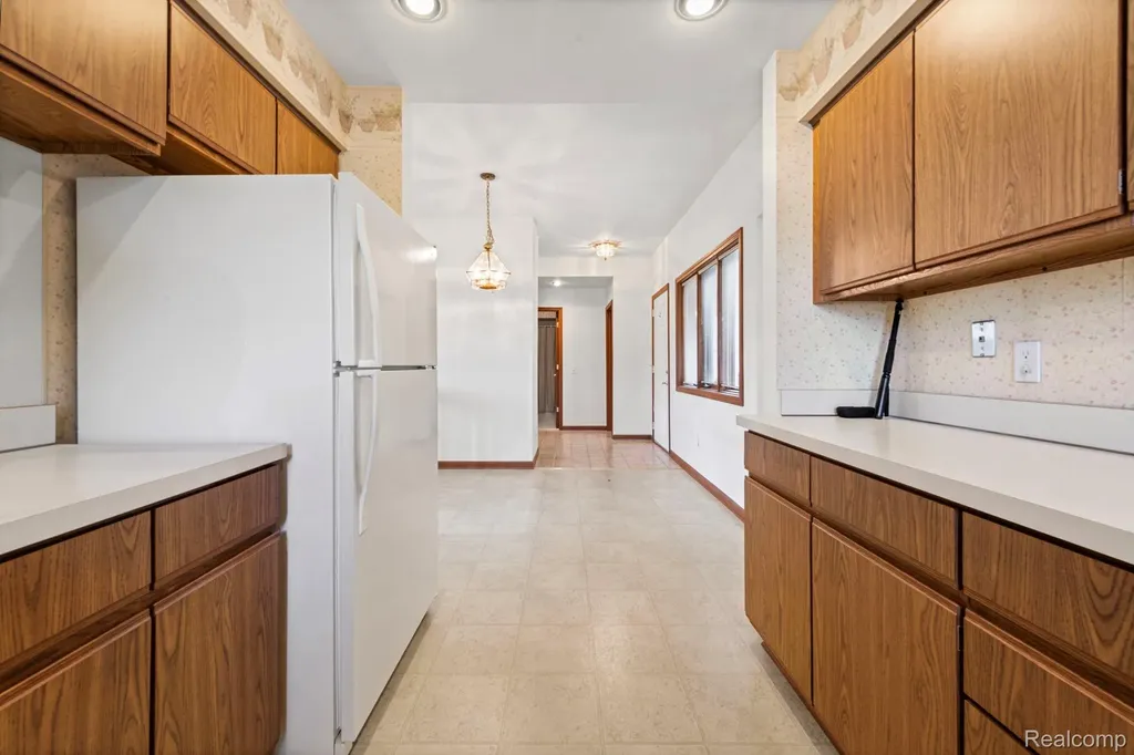 35190 Hillside Drive Farmington Hills City MI 48335