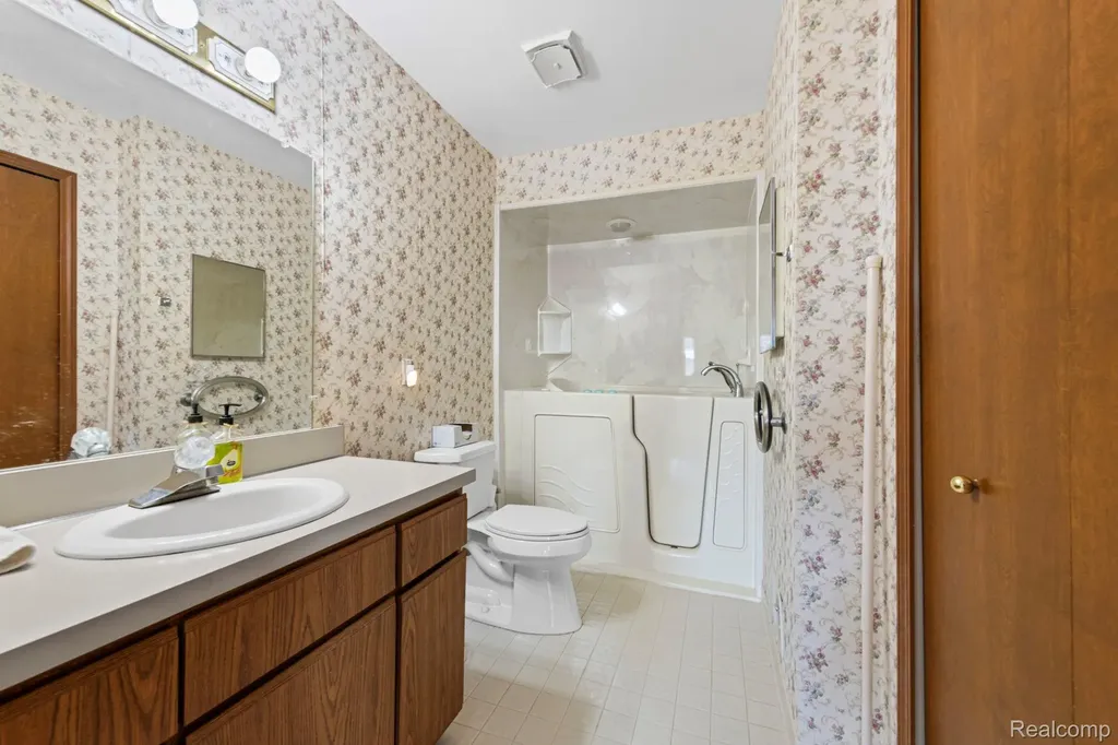 35190 Hillside Drive Farmington Hills City MI 48335