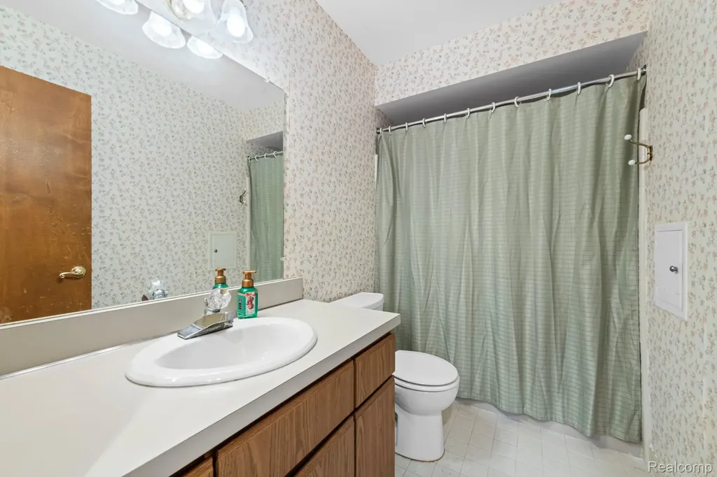 35190 Hillside Drive Farmington Hills City MI 48335