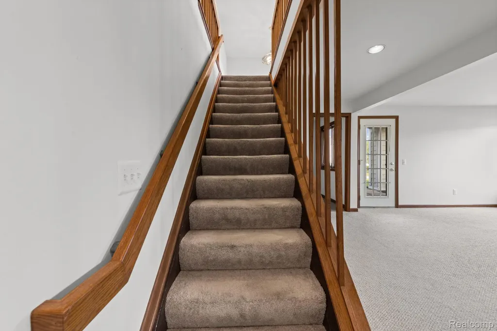 35190 Hillside Drive Farmington Hills City MI 48335