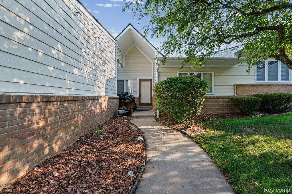 35190 Hillside Drive Farmington Hills City MI 48335