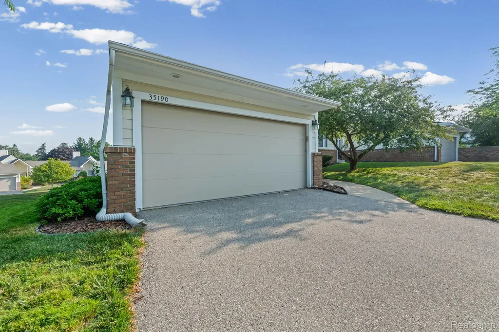 35190 Hillside Drive Farmington Hills City MI 48335
