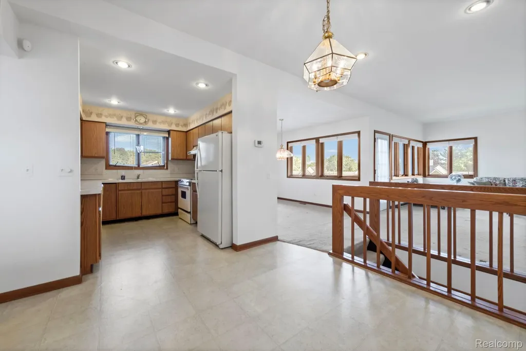 35190 Hillside Drive Farmington Hills City MI 48335