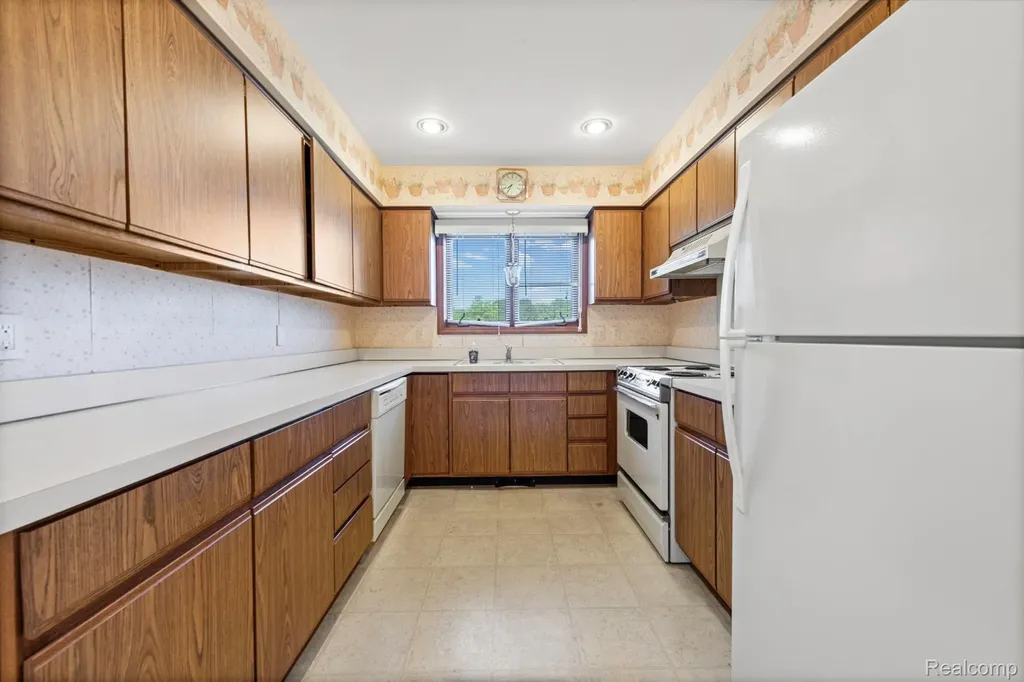35190 Hillside Drive Farmington Hills City MI 48335