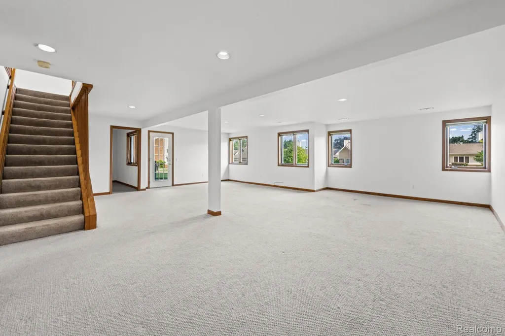 35190 Hillside Drive Farmington Hills City MI 48335