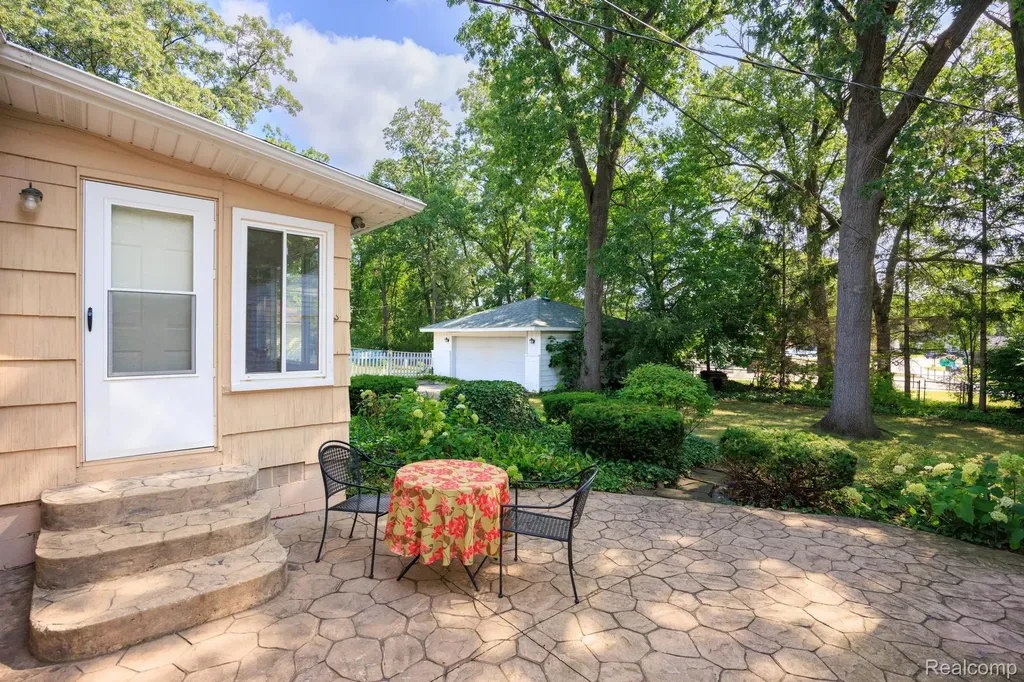 23500 Majestic Street Oak Park City MI 48237