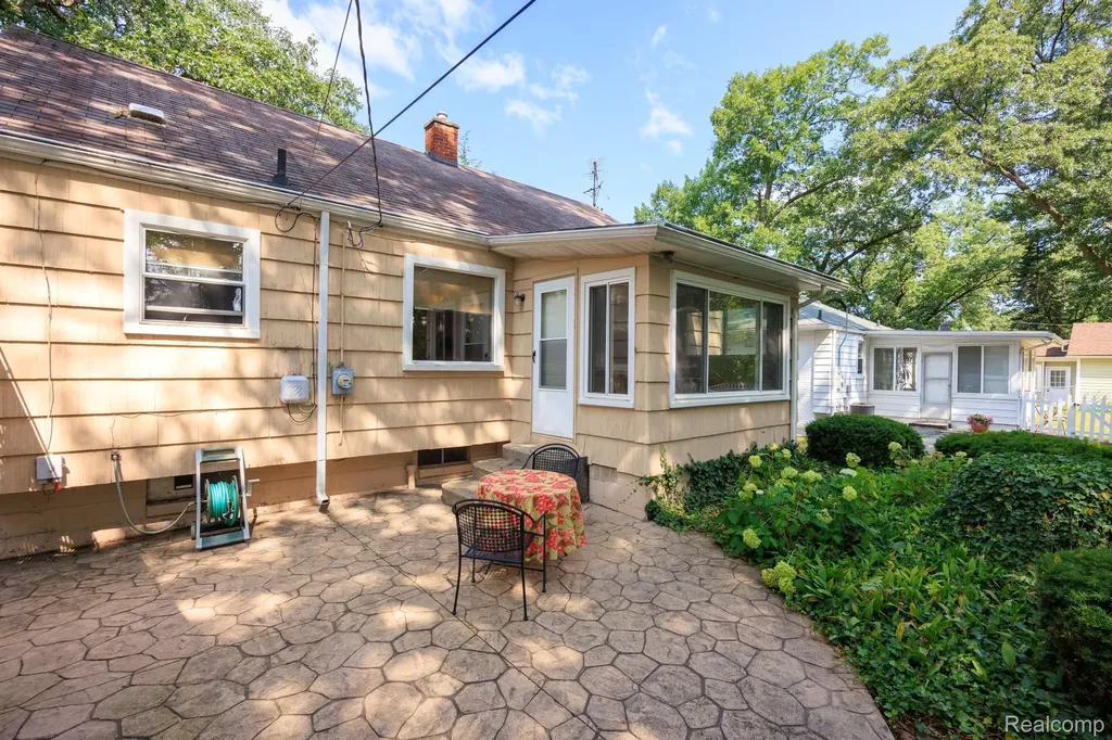 23500 Majestic Street Oak Park City MI 48237
