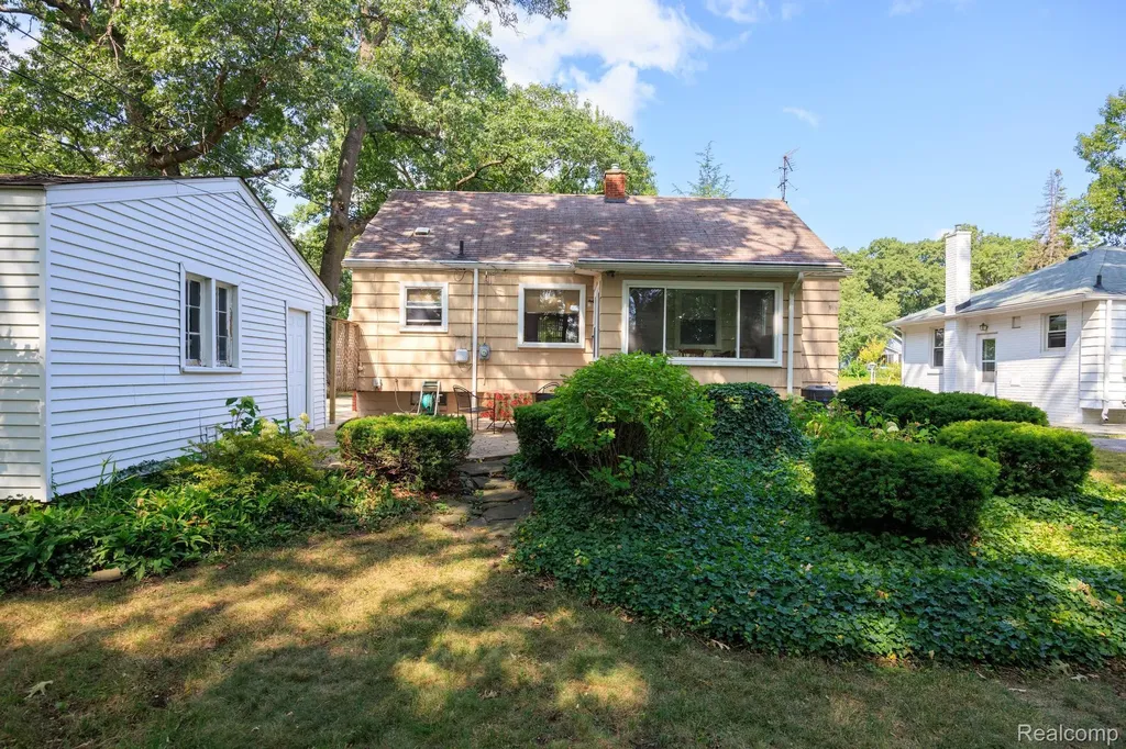 23500 Majestic Street Oak Park City MI 48237