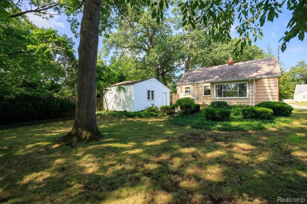 23500 Majestic Street Oak Park City MI 48237