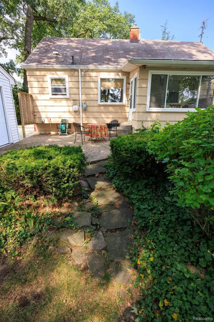 23500 Majestic Street Oak Park City MI 48237
