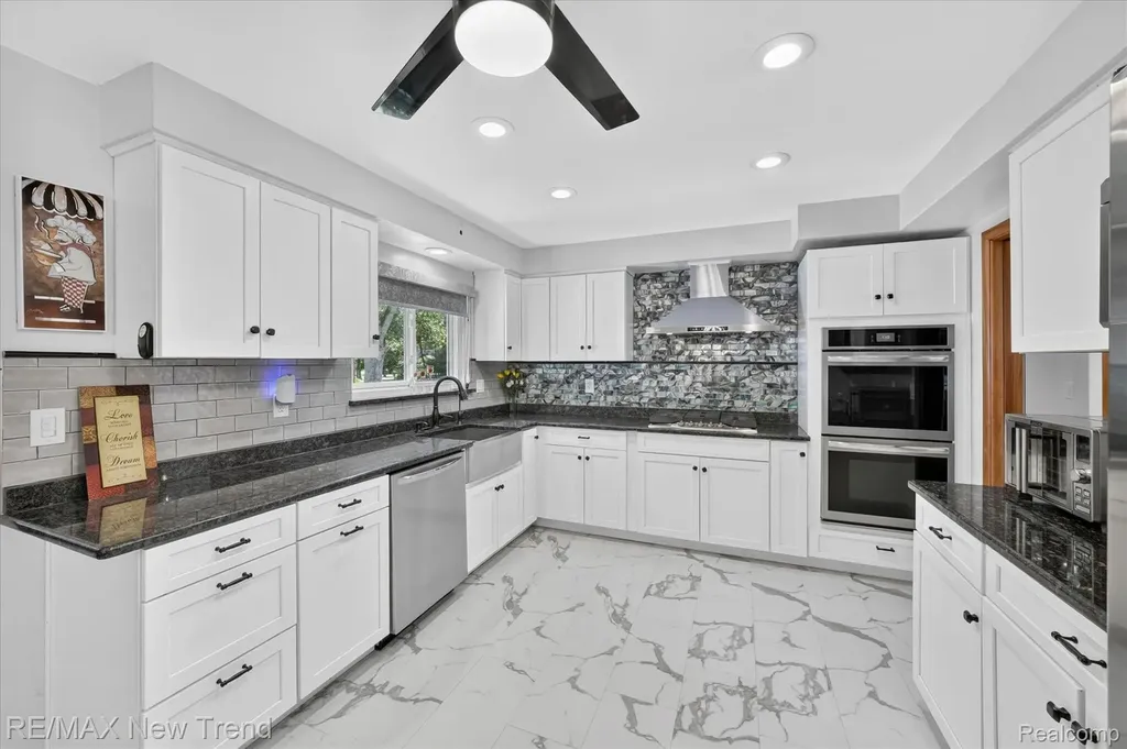 24414 Lois Lane Southfield City MI 48075