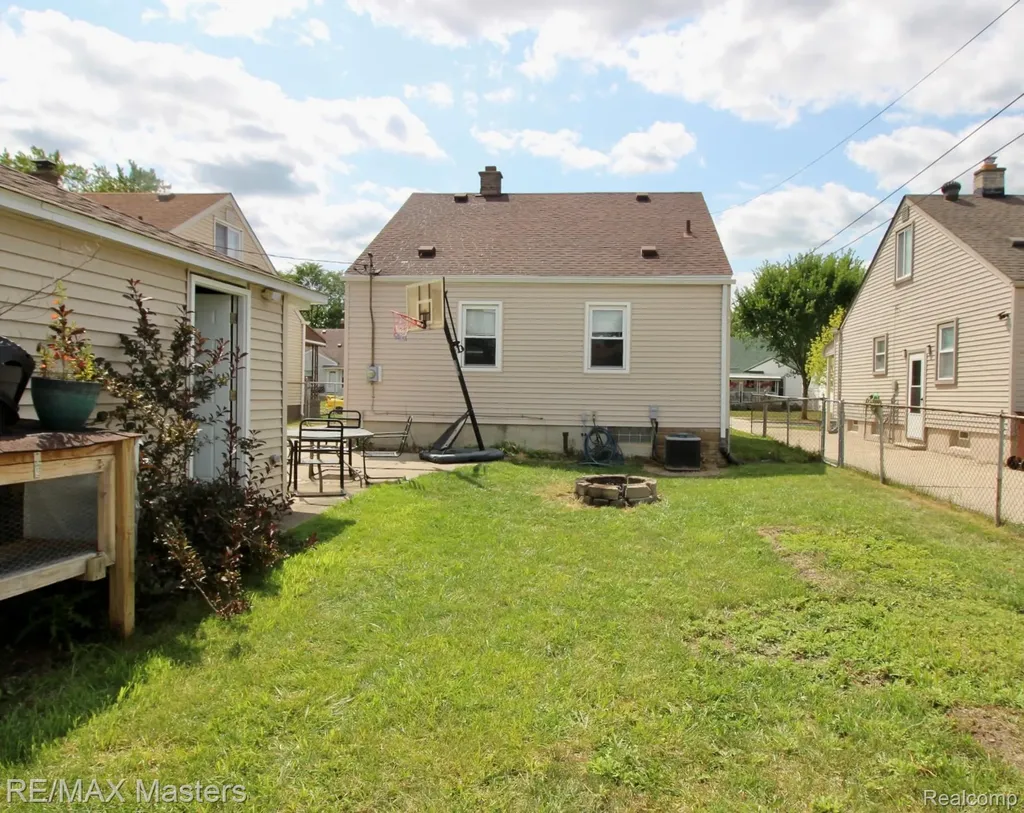 14727 Windermere Street Southgate City MI 48195