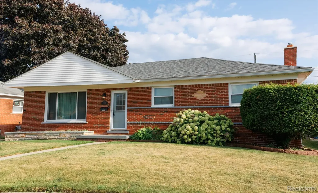11096 Busch Avenue Warren City MI 48089