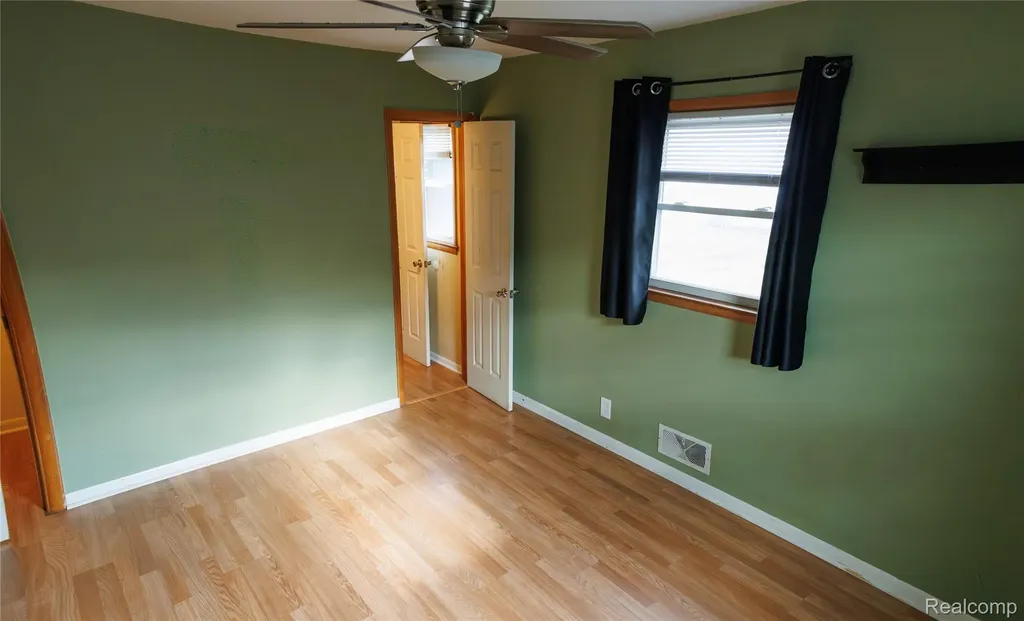 11096 Busch Avenue Warren City MI 48089