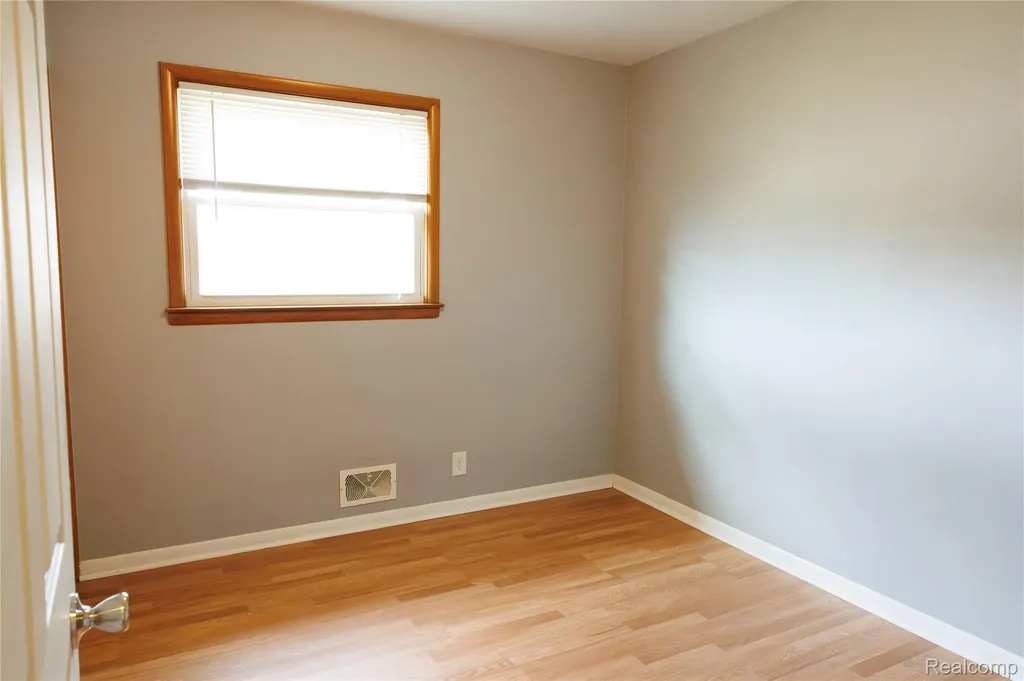 11096 Busch Avenue Warren City MI 48089