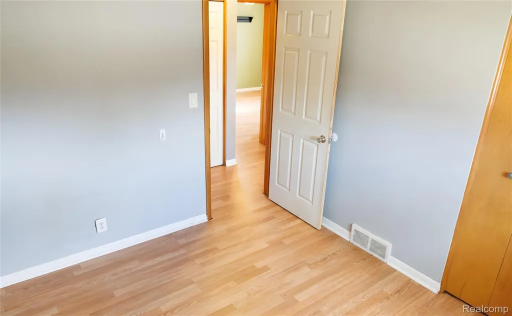 11096 Busch Avenue Warren City MI 48089