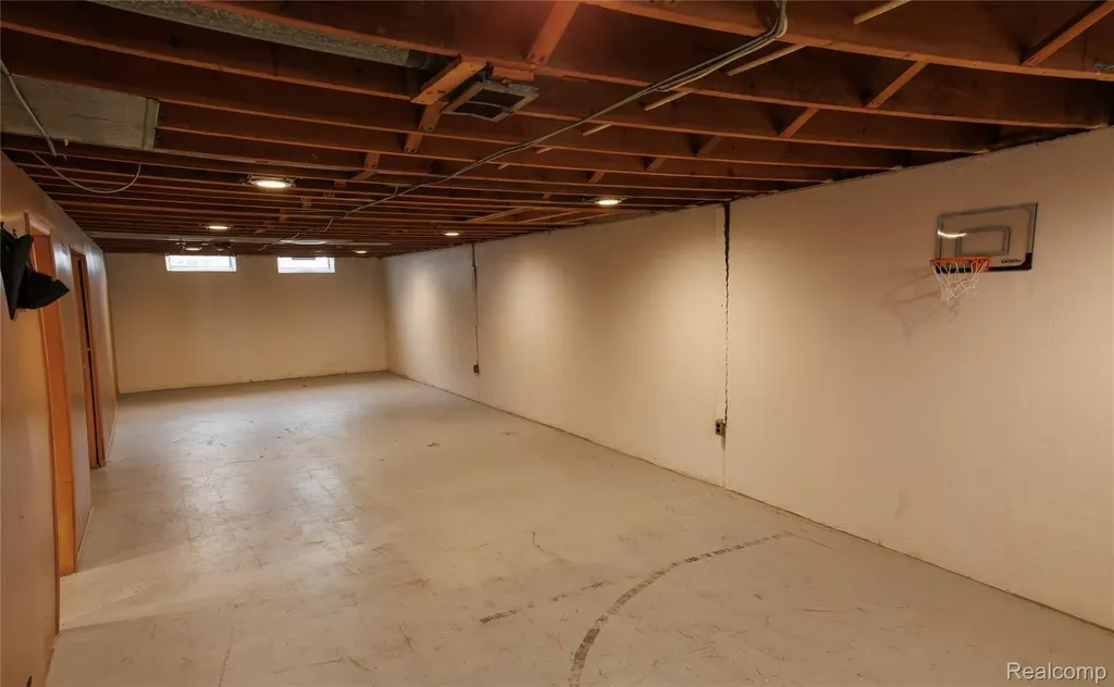 11096 Busch Avenue Warren City MI 48089