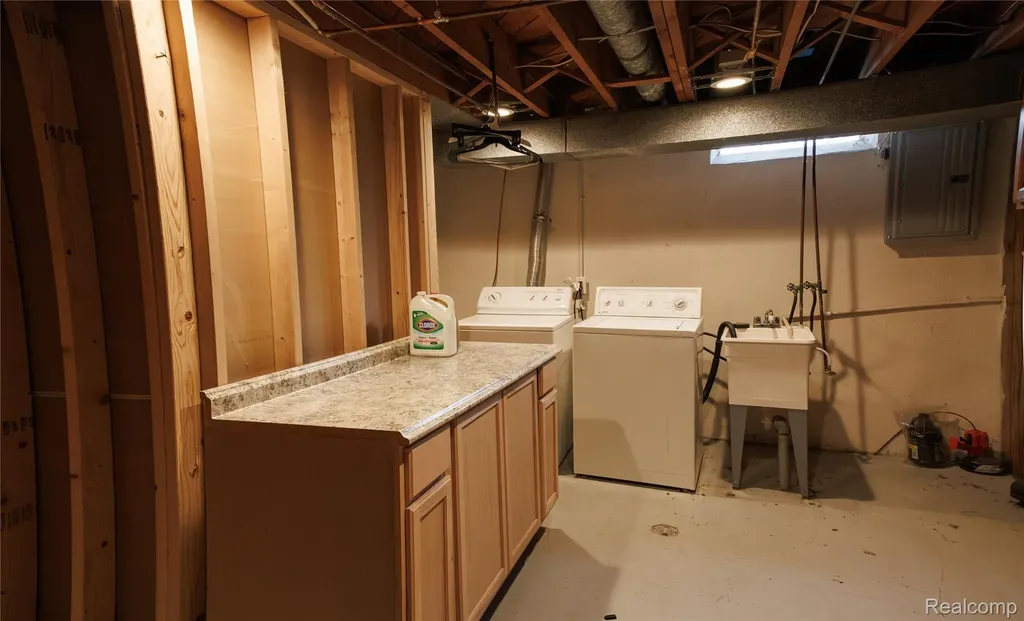 11096 Busch Avenue Warren City MI 48089