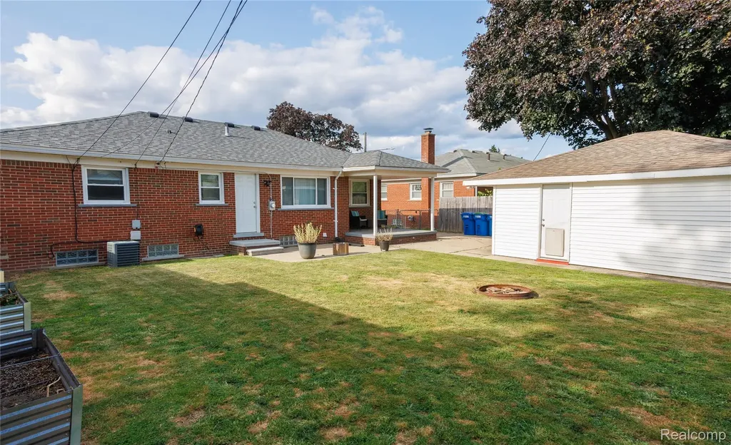 11096 Busch Avenue Warren City MI 48089