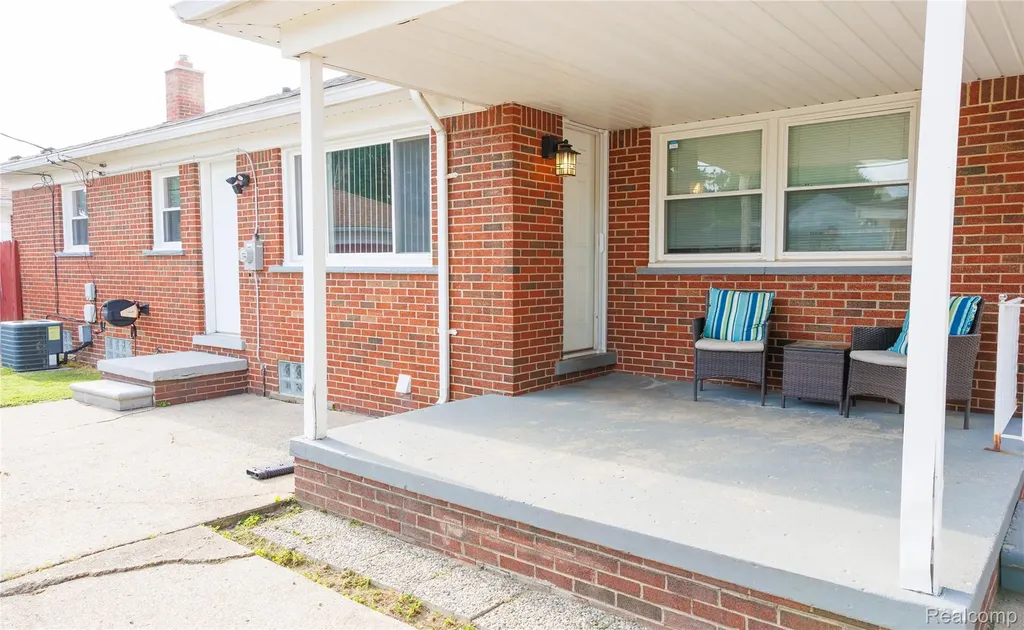 11096 Busch Avenue Warren City MI 48089