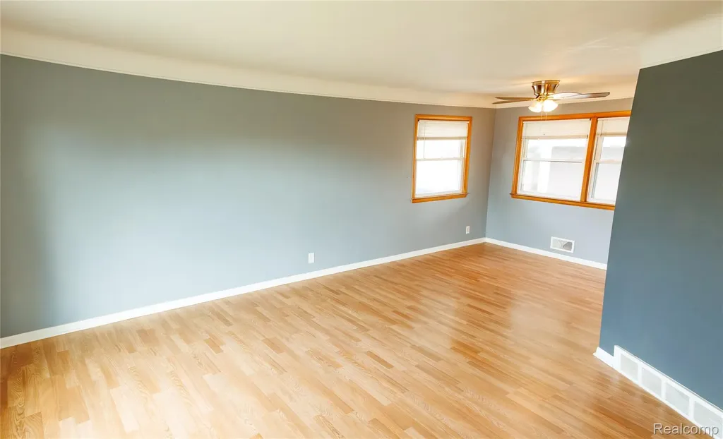 11096 Busch Avenue Warren City MI 48089
