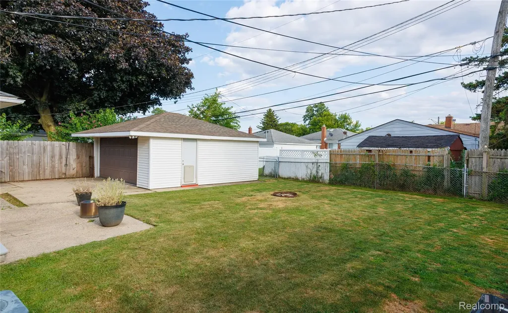 11096 Busch Avenue Warren City MI 48089