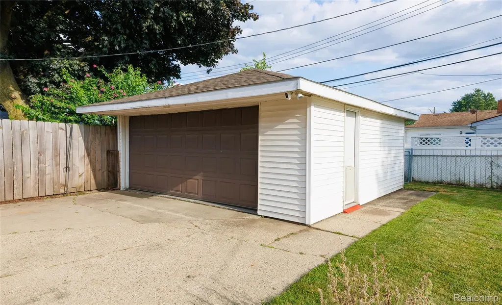 11096 Busch Avenue Warren City MI 48089