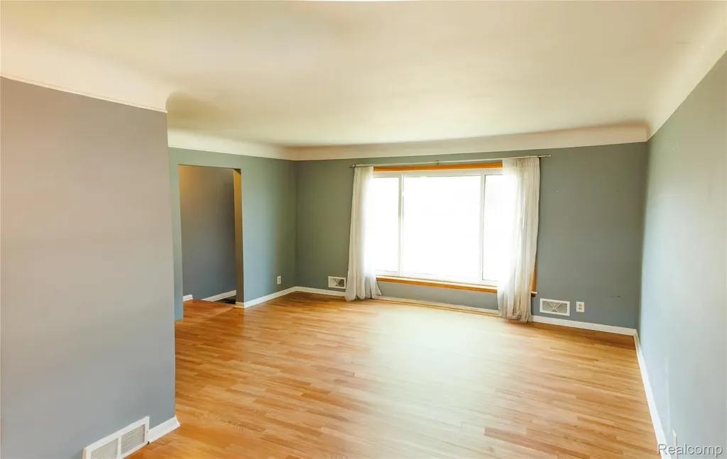 11096 Busch Avenue Warren City MI 48089