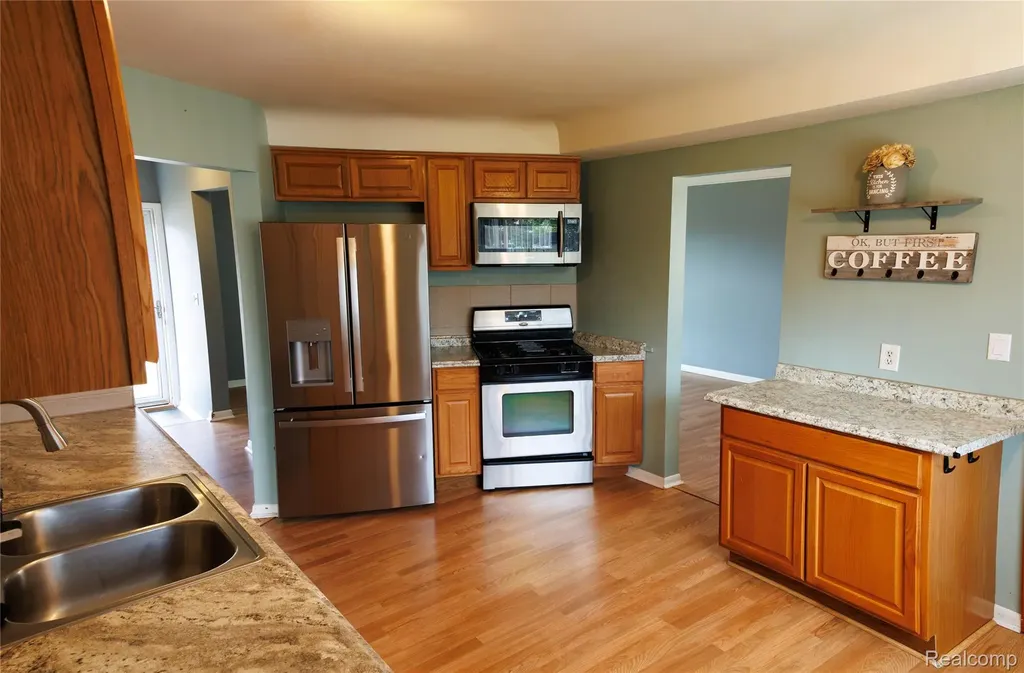 11096 Busch Avenue Warren City MI 48089