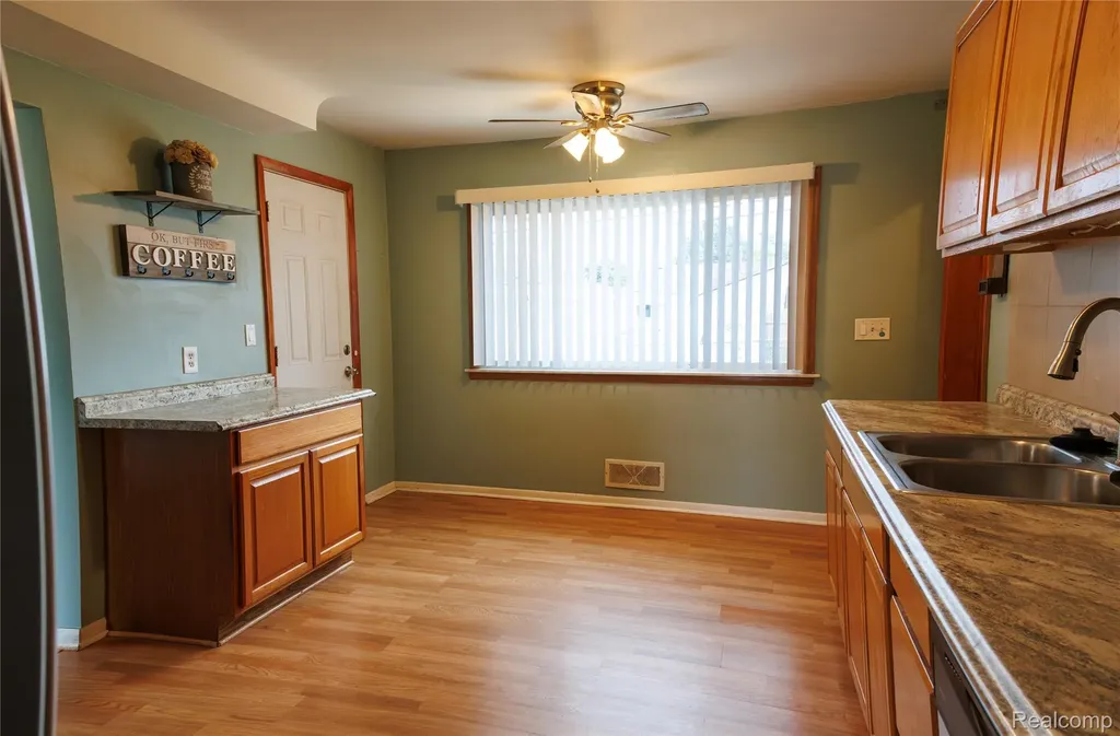 11096 Busch Avenue Warren City MI 48089