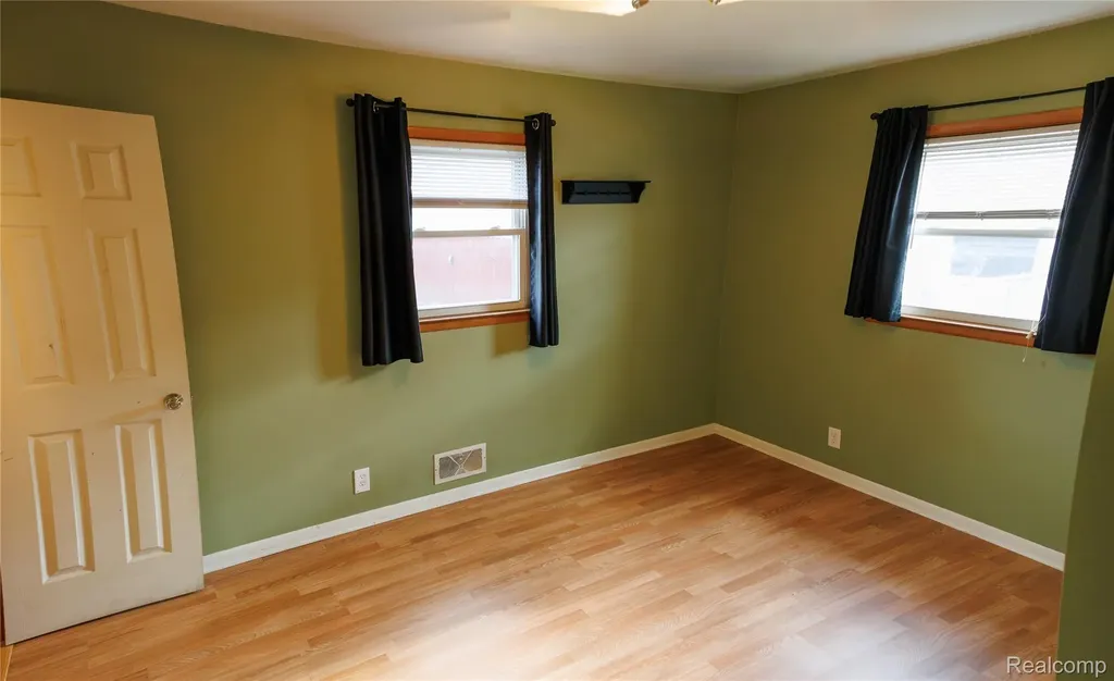 11096 Busch Avenue Warren City MI 48089