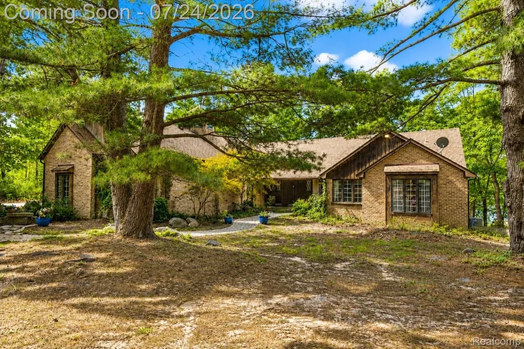 377 Ridgemont Road Addison Township MI 48370