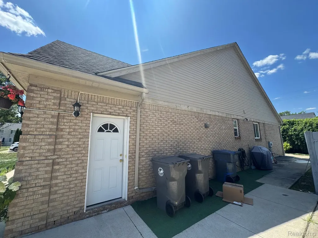 324 Cherry Lane Inkster City MI 48141