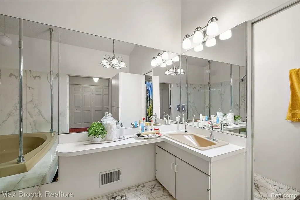 1808 Moors Court Bloomfield Hills City MI 48302