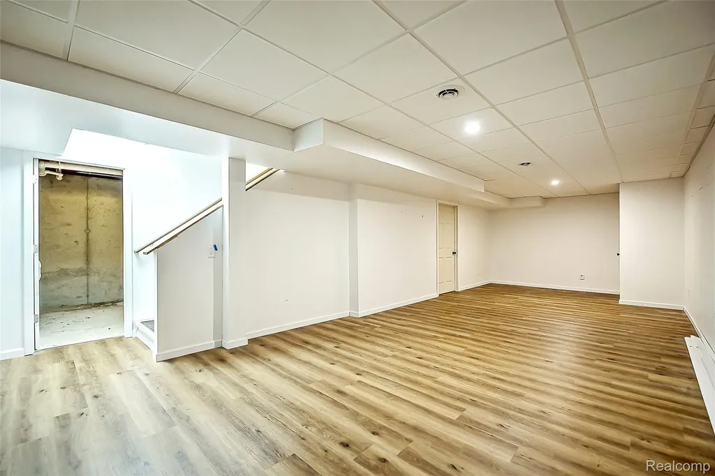 230 W Lake Street South Lyon City MI 48178