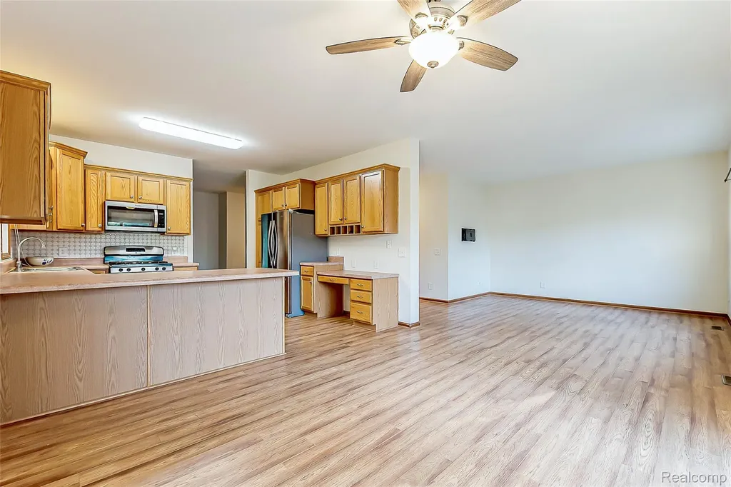 230 W Lake Street South Lyon City MI 48178