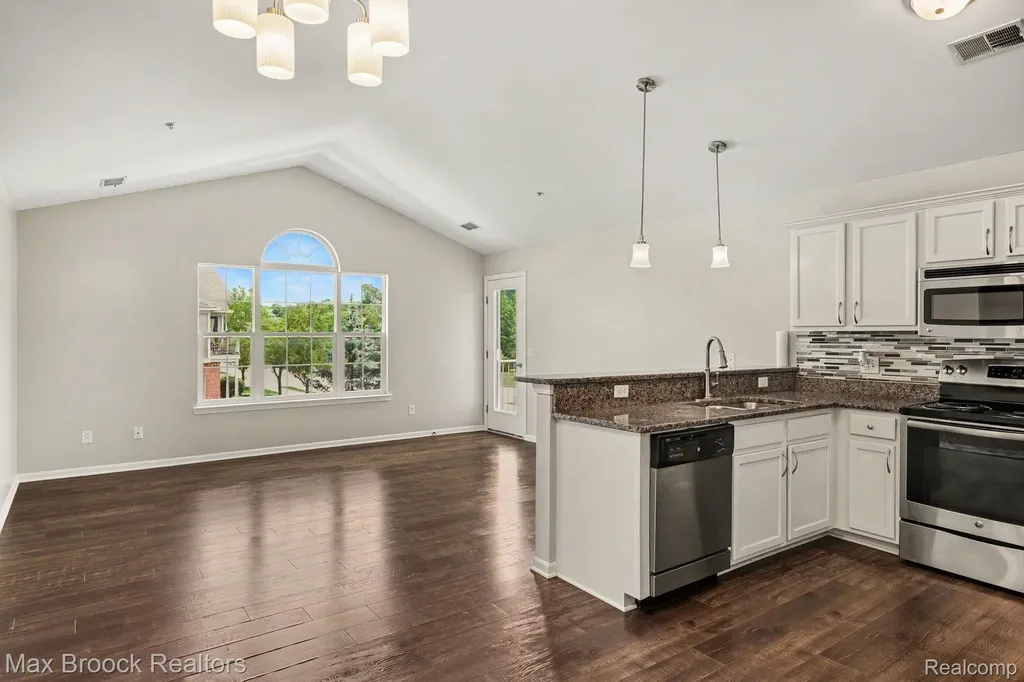 49086 W Woods Drive Shelby Charter Township MI 48317