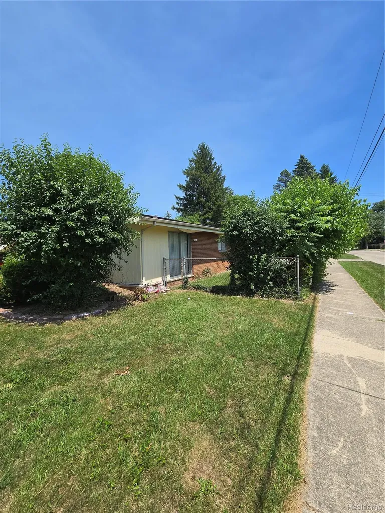 29708 Fairfax Street Southfield City MI 48076