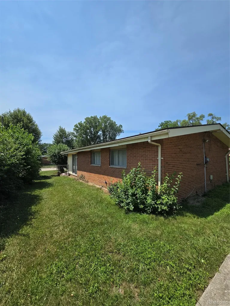 29708 Fairfax Street Southfield City MI 48076