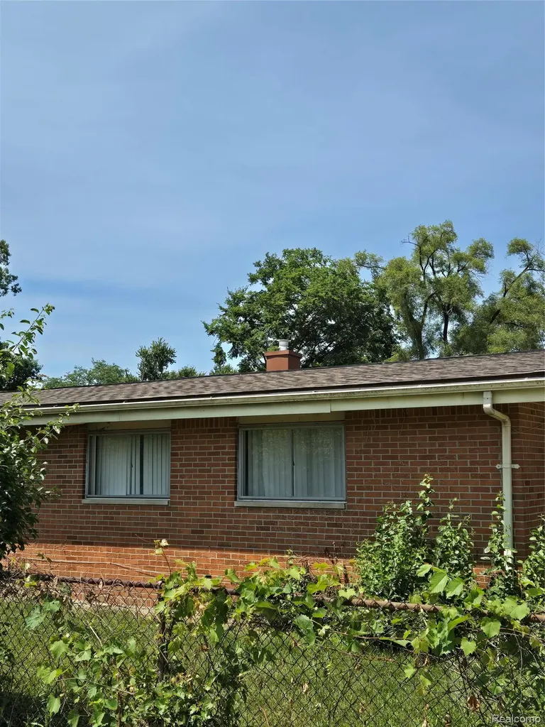 29708 Fairfax Street Southfield City MI 48076