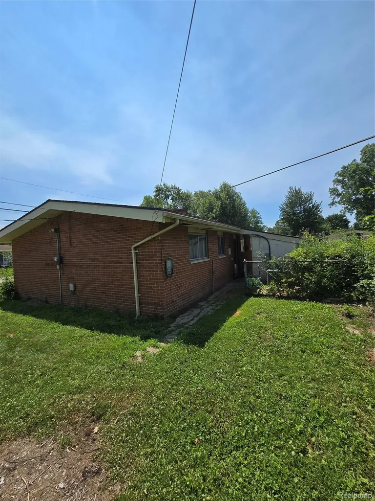 29708 Fairfax Street Southfield City MI 48076