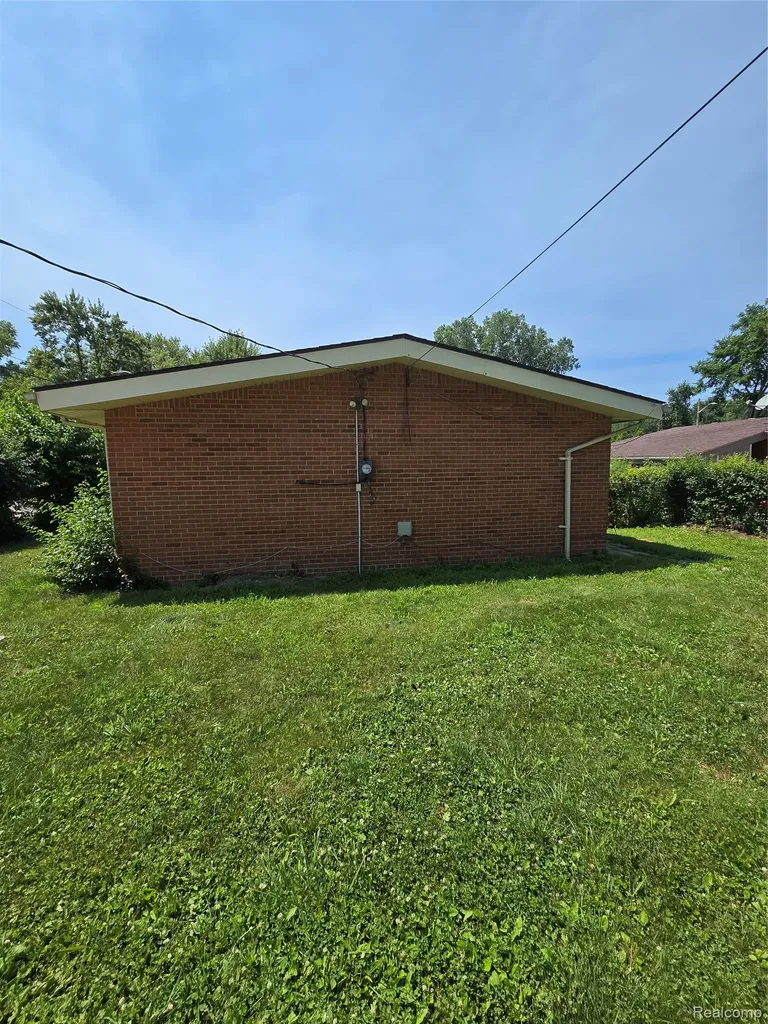 29708 Fairfax Street Southfield City MI 48076