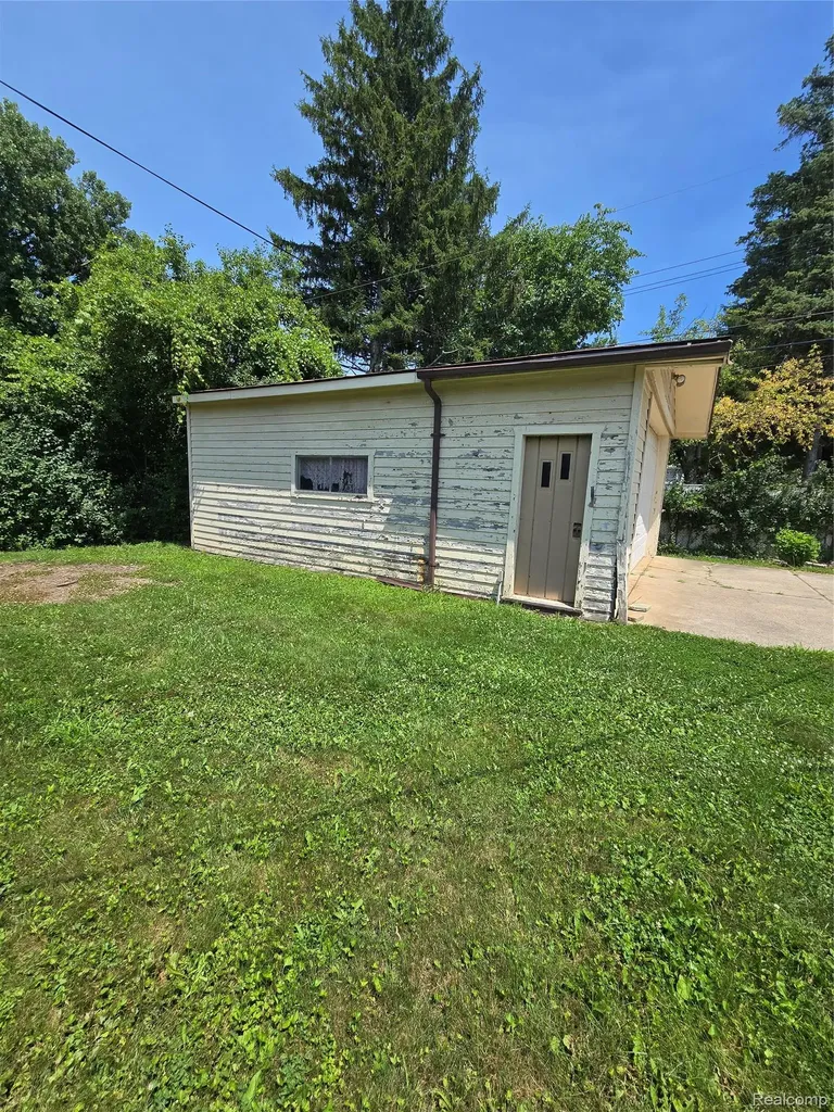 29708 Fairfax Street Southfield City MI 48076