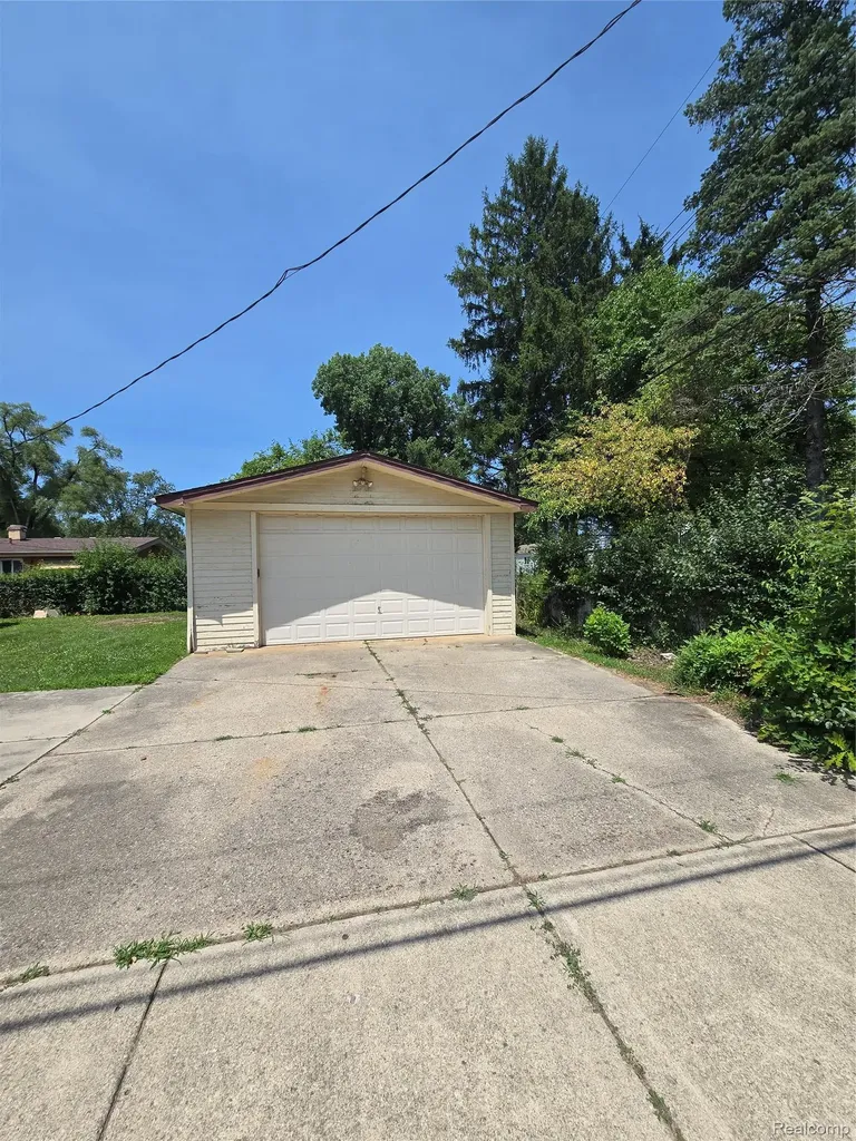 29708 Fairfax Street Southfield City MI 48076