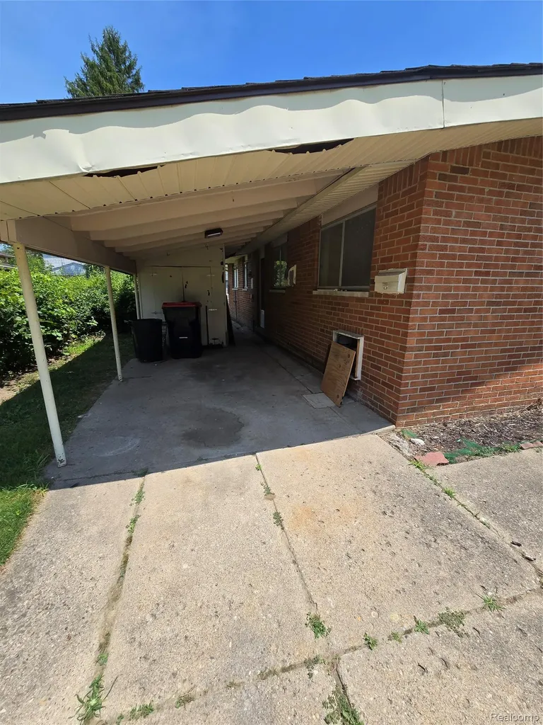 29708 Fairfax Street Southfield City MI 48076