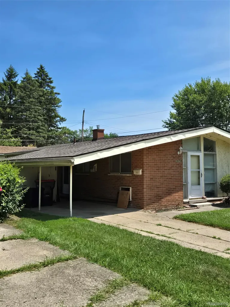29708 Fairfax Street Southfield City MI 48076
