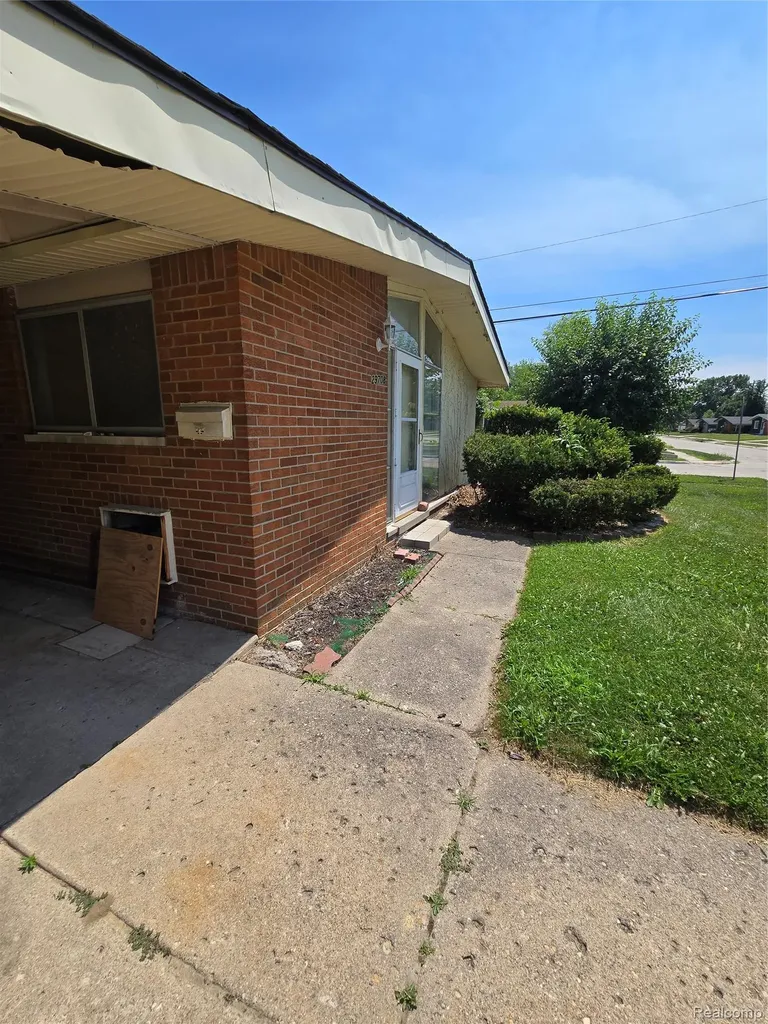29708 Fairfax Street Southfield City MI 48076