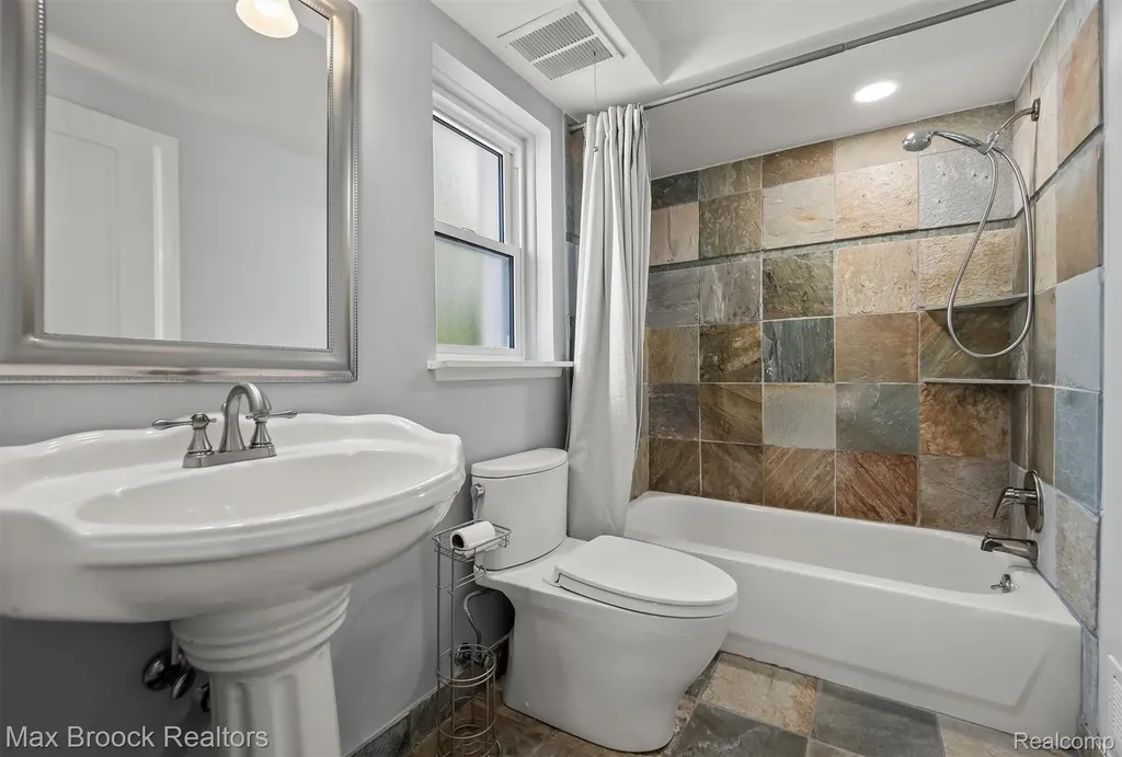 5763 Eastman Boulevard West Bloomfield Charter Township MI 48323