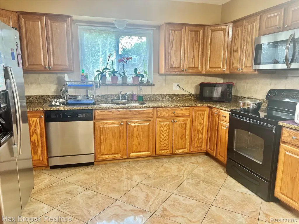 21180 Glenmorra Street Southfield City MI 48076