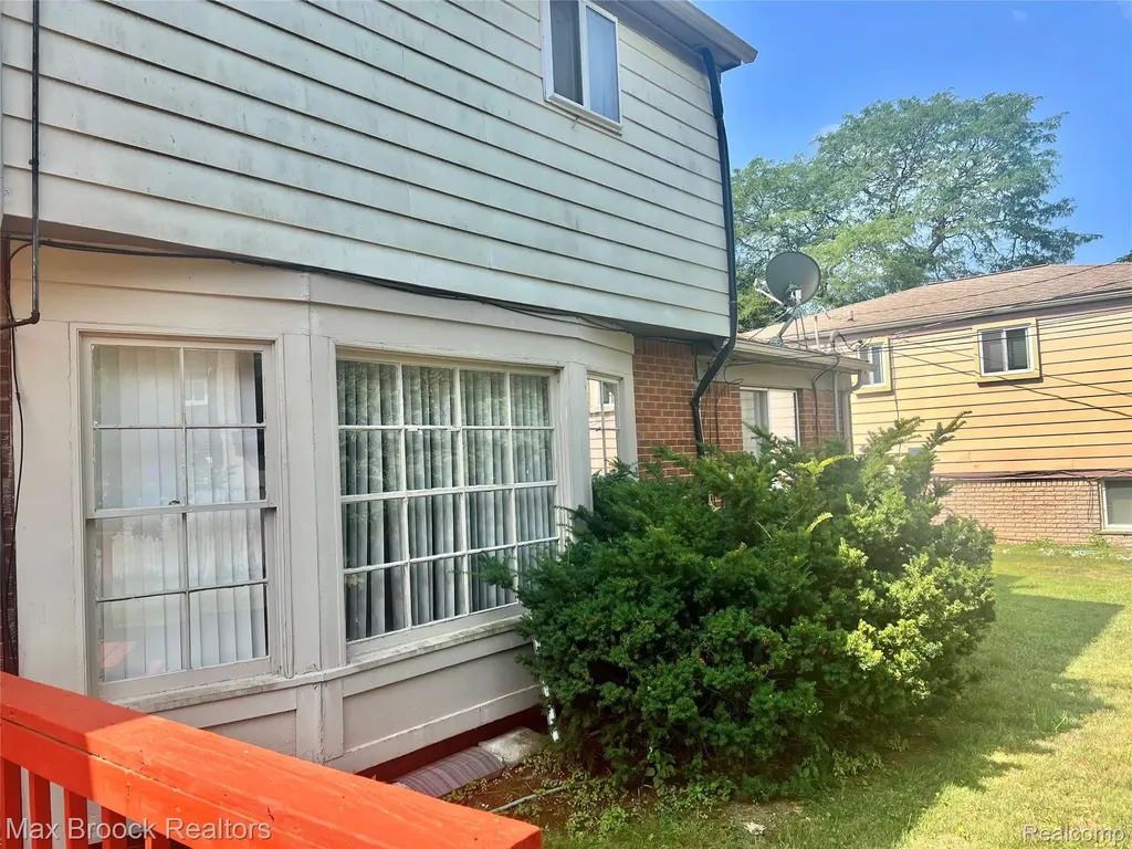 21180 Glenmorra Street Southfield City MI 48076